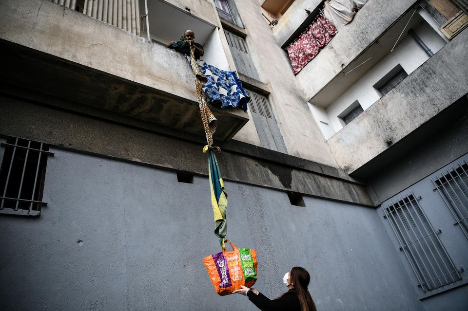 Entraide entre voisins, à Marseille.